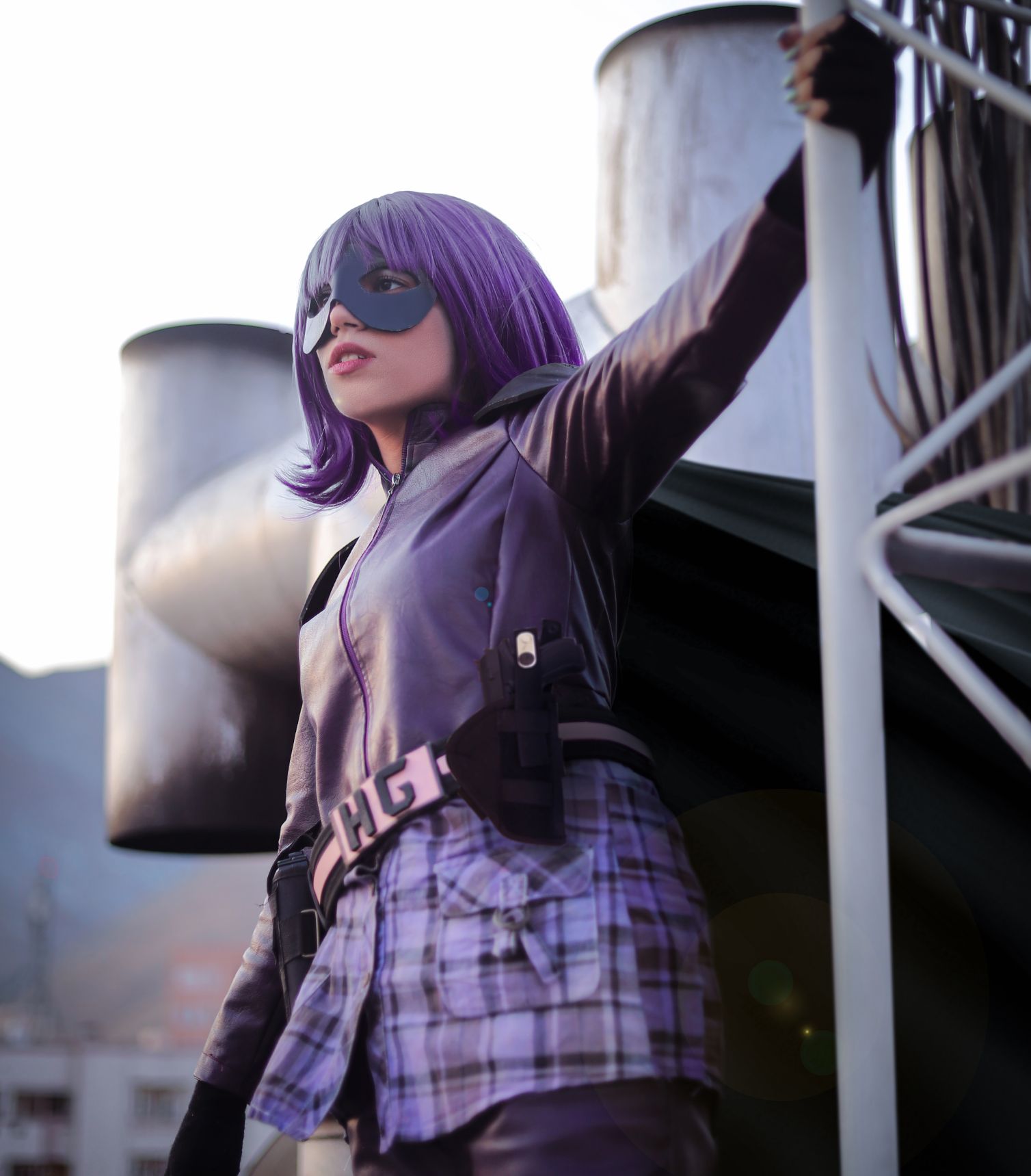 Sarah Shahabadi posant en Hit Girl, personnage du comics et de la série Kick-Ass (Mehran Biyabani)