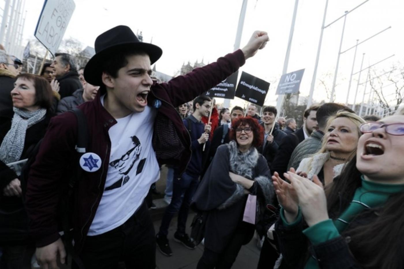 Des membres de la communauté juive protestent contre le leader du Parti travailliste Jeremy Corbyn et l’antisémitisme dont le parti est accusé devant le Parlement britannique, le 26&nbsp;mars&nbsp;2018 (AFP)