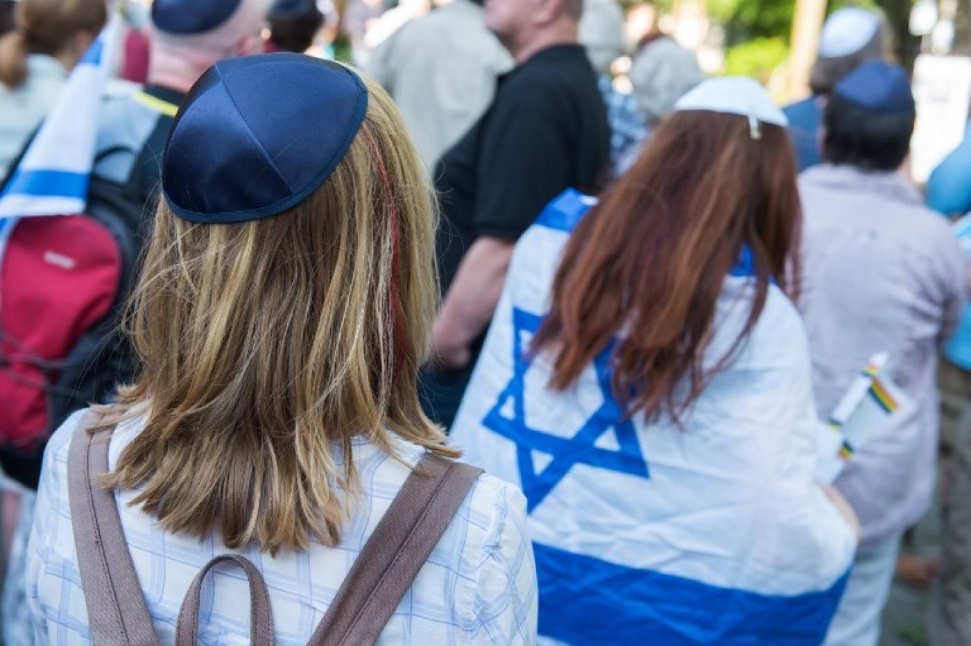 Des personnes participent à la « journée de la Kippa » contre l’antisémitisme à Hambourg, dans le nord de l’Allemagne, le 14 mai 2018 (AFP)