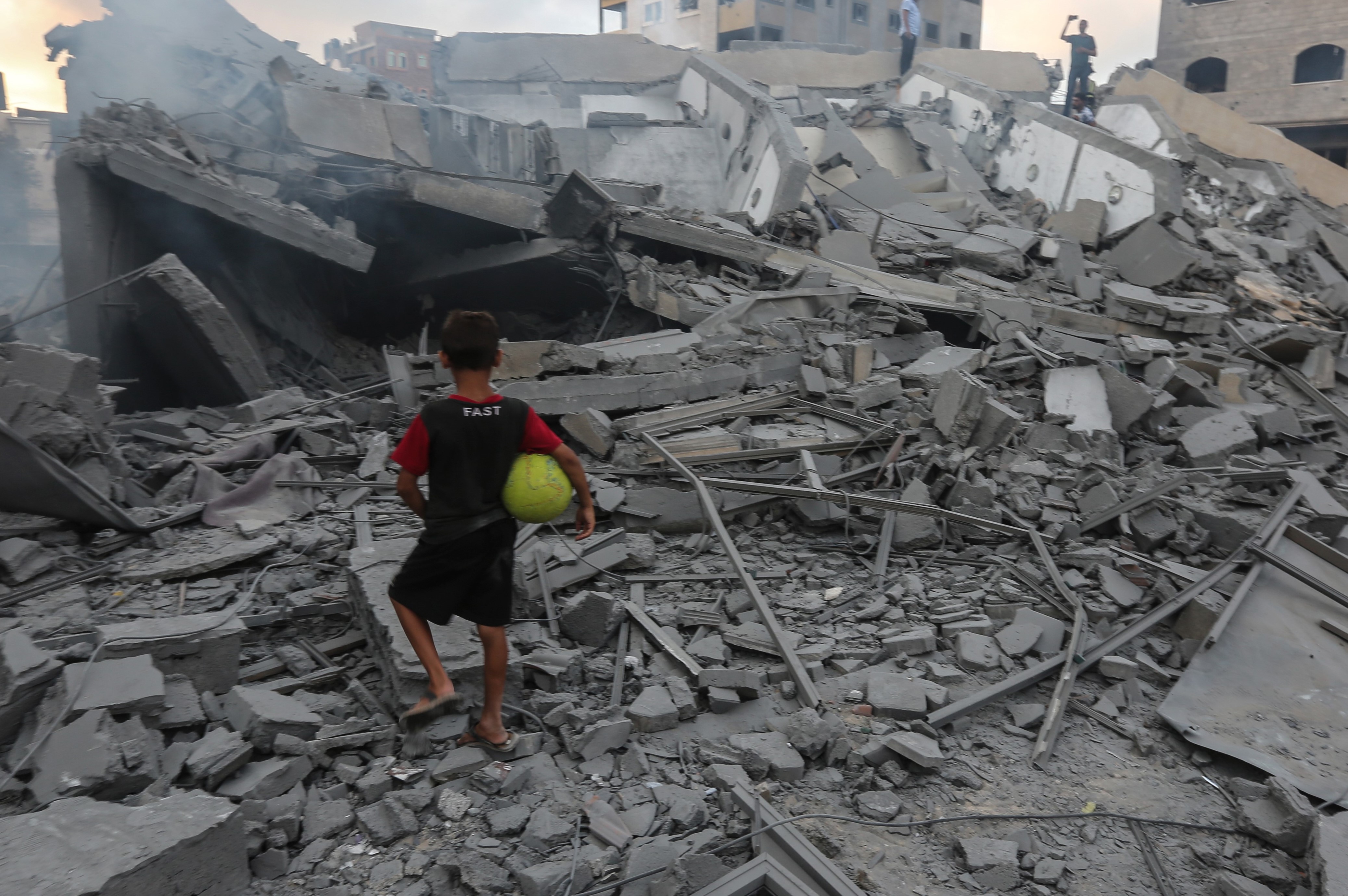 Un garçon regarde les décombres du centre culturel Said al-Mishal après une frappe aérienne israélienne sur la ville de Gaza, le 9&nbsp;août&nbsp;2018 (AFP)