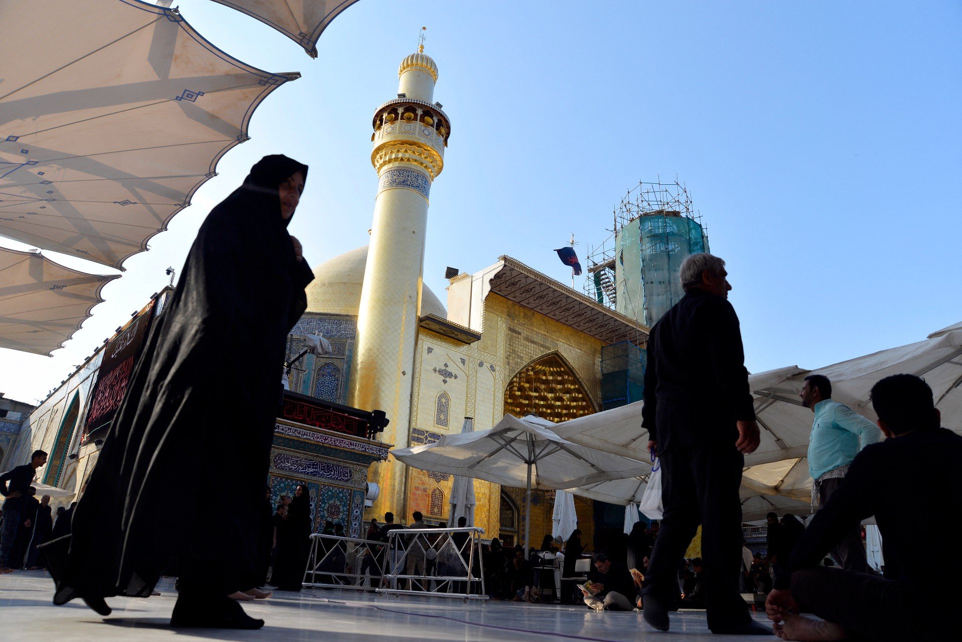 Des pèlerins chiites iraniens et afghans se rassemblent dans la cour du mausolée de l’imam Ali, le 18 octobre 2019, dans la ville sainte de Nadjaf, dans le centre de l’Irak (AFP)