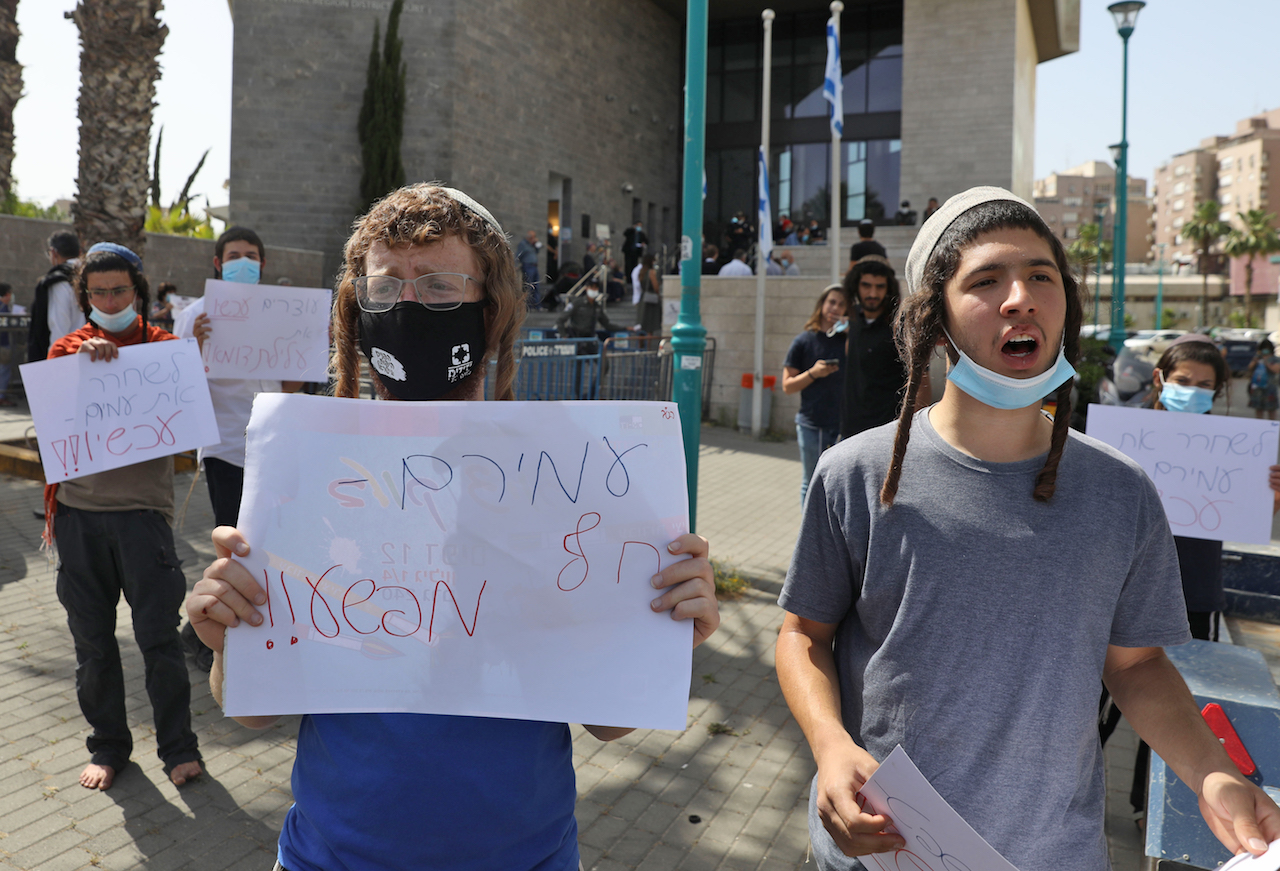Israeli ultra-nationalists protest outside the Central Lod District Court, in the central Israeli city (AFP)