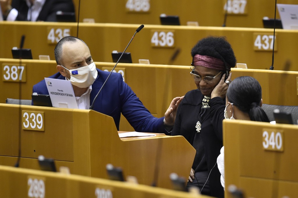 L’eurodéputée allemande Pierrette Herzberger-Fofana (au centre) témoigne du traitement « humiliant » que lui ont fait subit des policiers belges à Bruxelles le 16 juin (AFP)