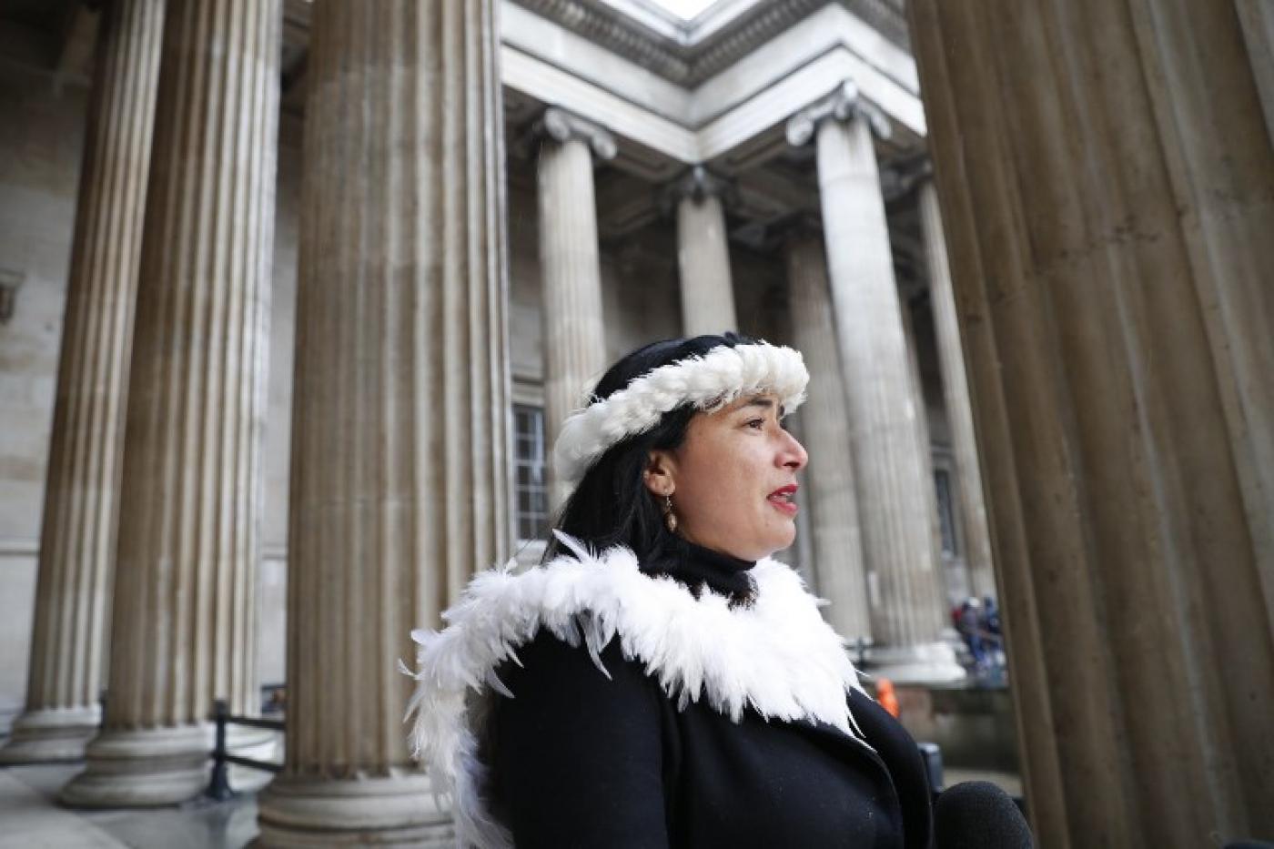 Tarita Alarcón Rapu, gouverneure de l’île de Pâques, donne une conférence de presse devant le British Museum après avoir demandé la restitution du Hoa Hakananai’a, le 20 novembre 2018 à Londres (AFP)