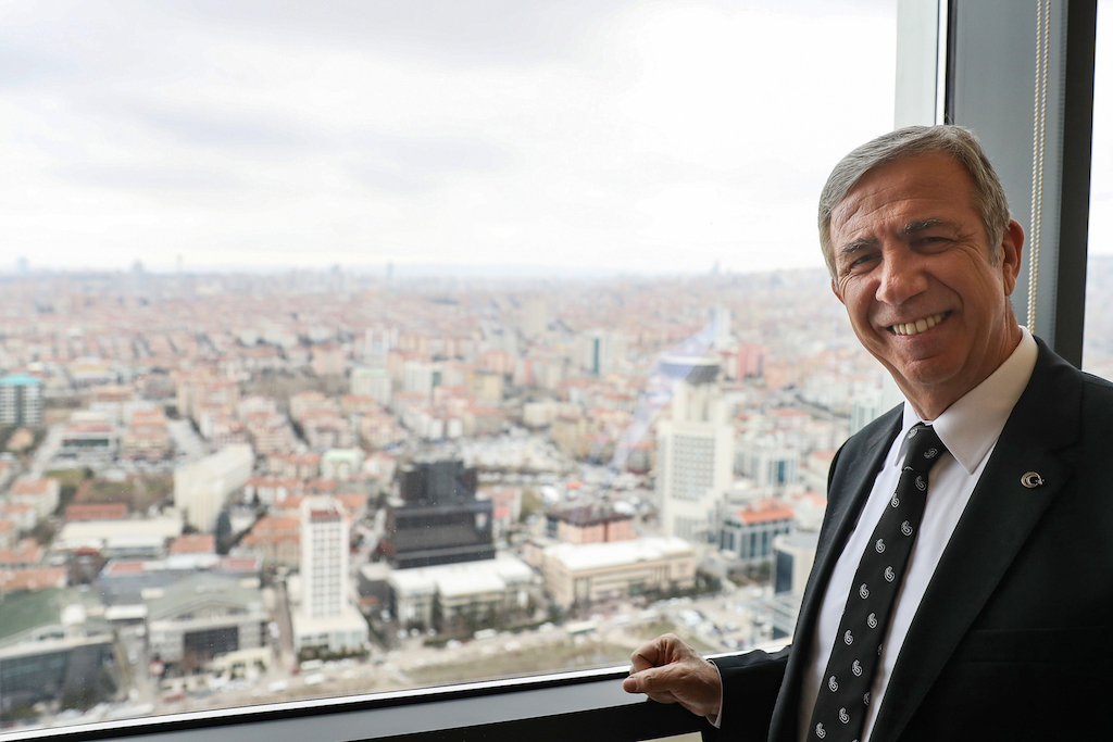 Mansur Yavaş, le candidat à la mairie du principal parti d’opposition, le Parti républicain du peuple (CHP), pose après une interview à Ankara (AFP)