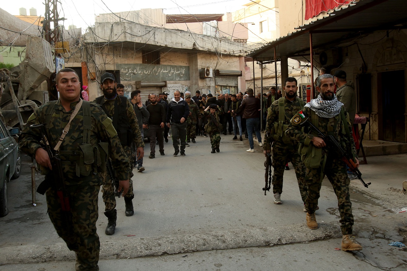 Des combattants palestiniens se rassemblent lors d’une manifestation contre le plan Trump dans le camp de Rashidiyah (Liban), le 29 janvier (AFP)