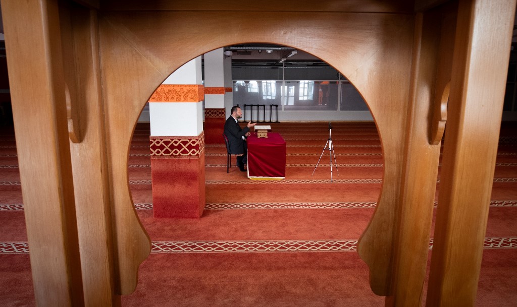 Un imam enregistre un sermon pendant le Ramadan dans la mosquée Assahaba de Verviers (Belgique), le 24 avril 2020 (AFP)