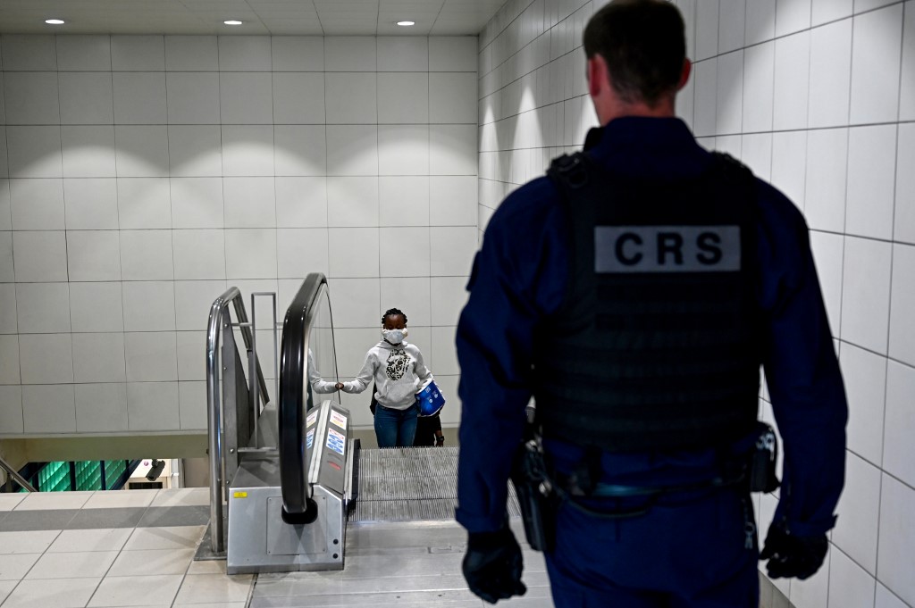 « Dans la mesure où les violences policières naissent des contrôles, plus il y a de contrôles, plus il y a de violences », explique l’avocat Nabil Boudi (AFP)