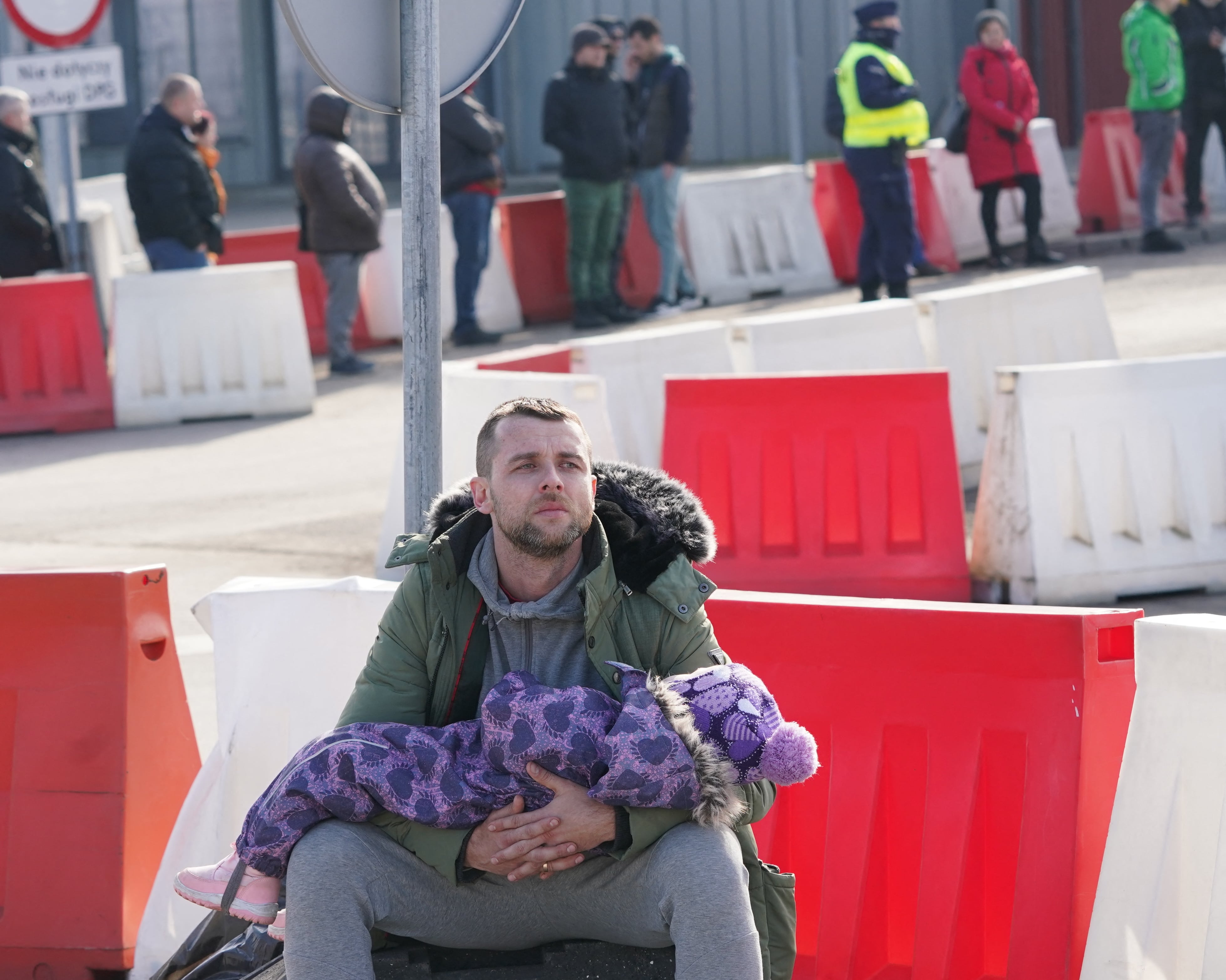 ukrainian man child poland border