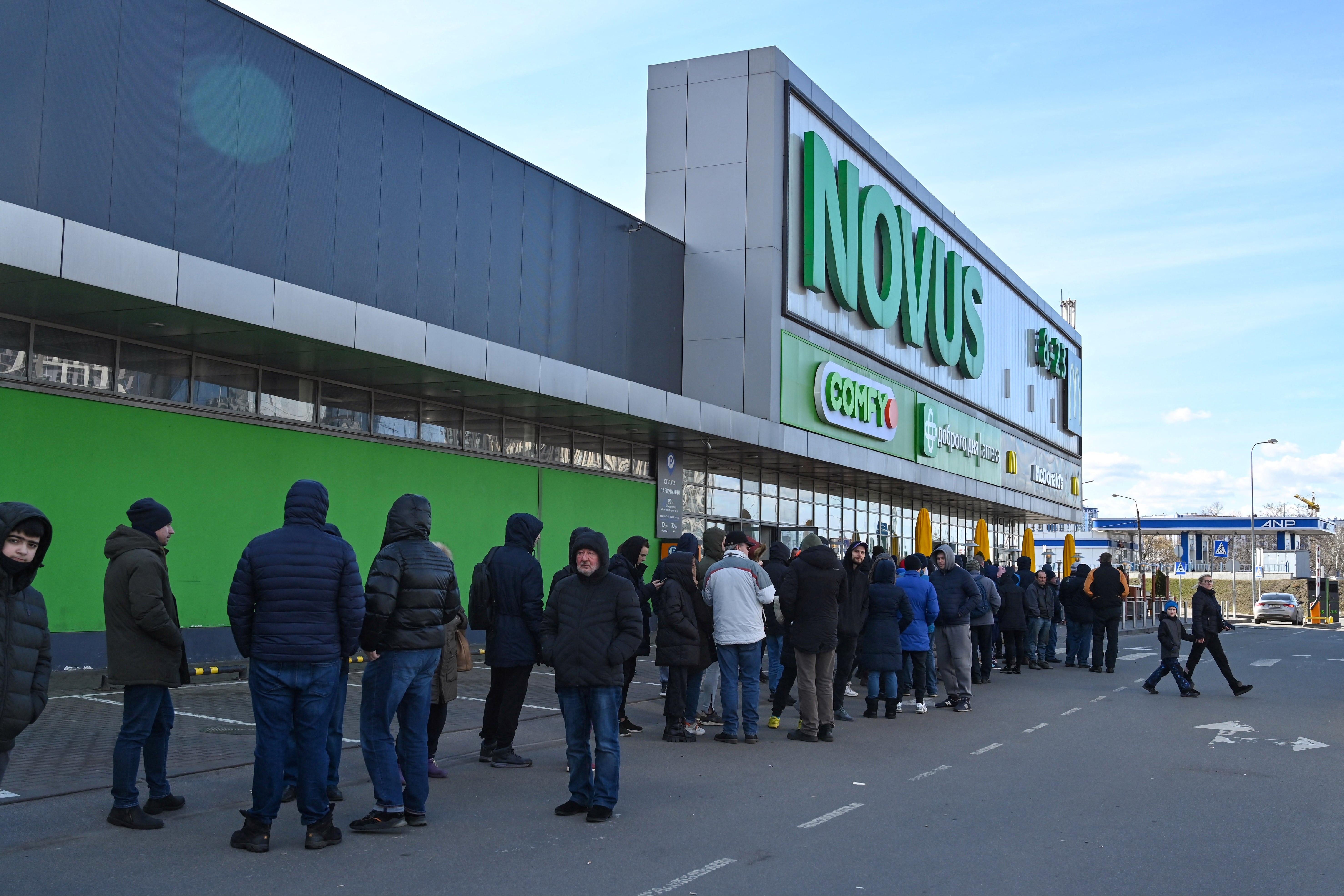 Ukrainians queue food Kyiv