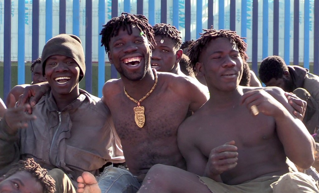 Une capture vidéo montre des exilés à Melilla, après avoir sauté la barrière frontalière séparant l’enclave espagnole du Maroc le 2 mars 2022 (AFP/El Faro TV)