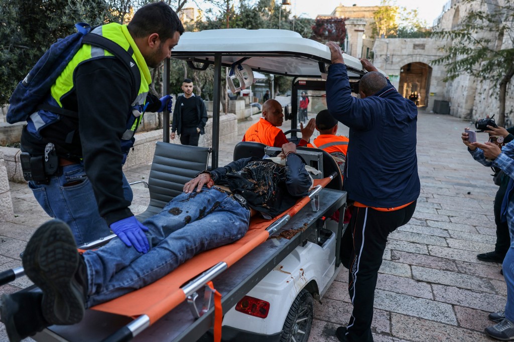 A man is treated after Israeli forces attacked worshippers inside al-Aqsa Mosque 15 April 2022. (AFP)