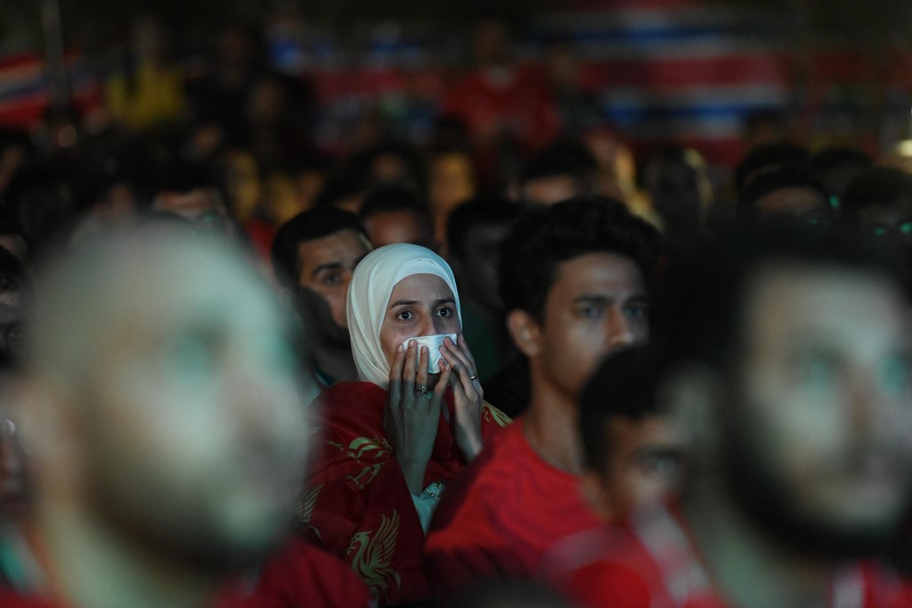 Les fans égyptiens de Liverpool réagissent en regardant le match de football final de l’UEFA Champions League entre Liverpool et le Real Madrid (AFP/Ahmed Hasan)