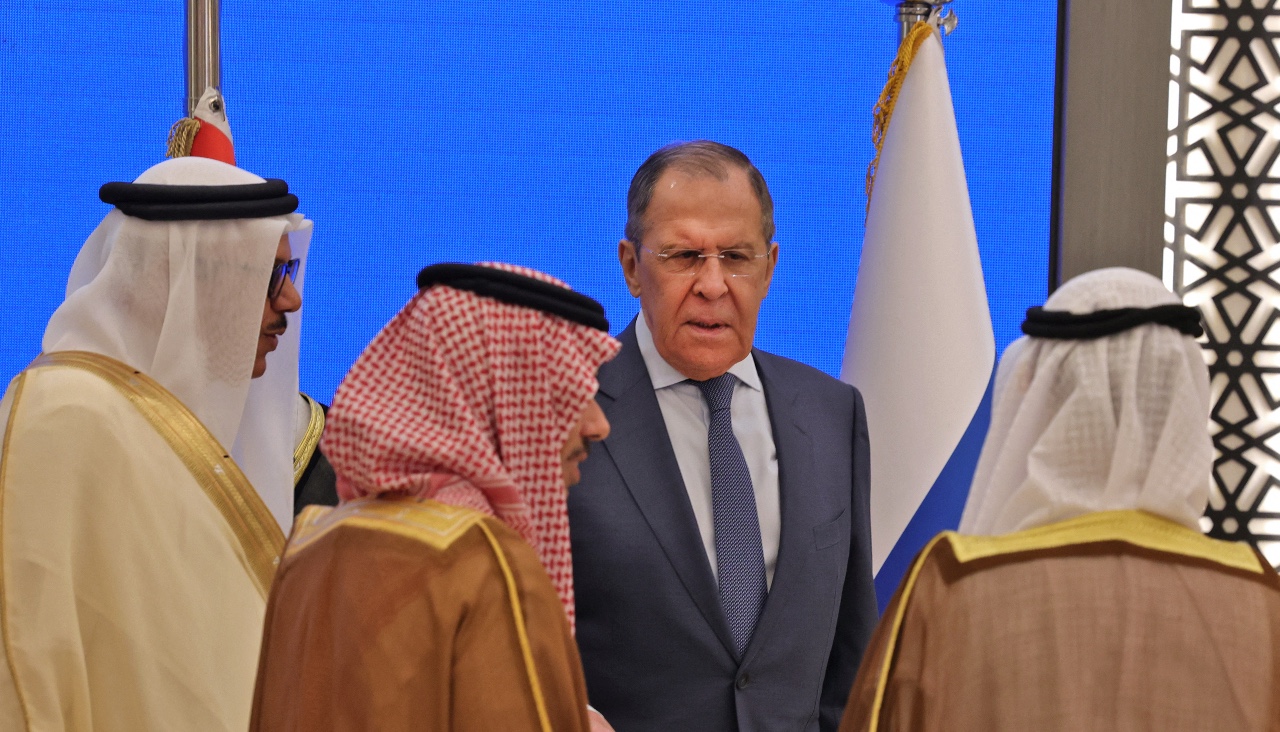 Le ministre russe des Affaires étrangères Sergueï Lavrov à une réunion du Conseil de coopération du Golfe, dans la capitale saoudienne Riyad, le 1er juin 2022 (AFP)