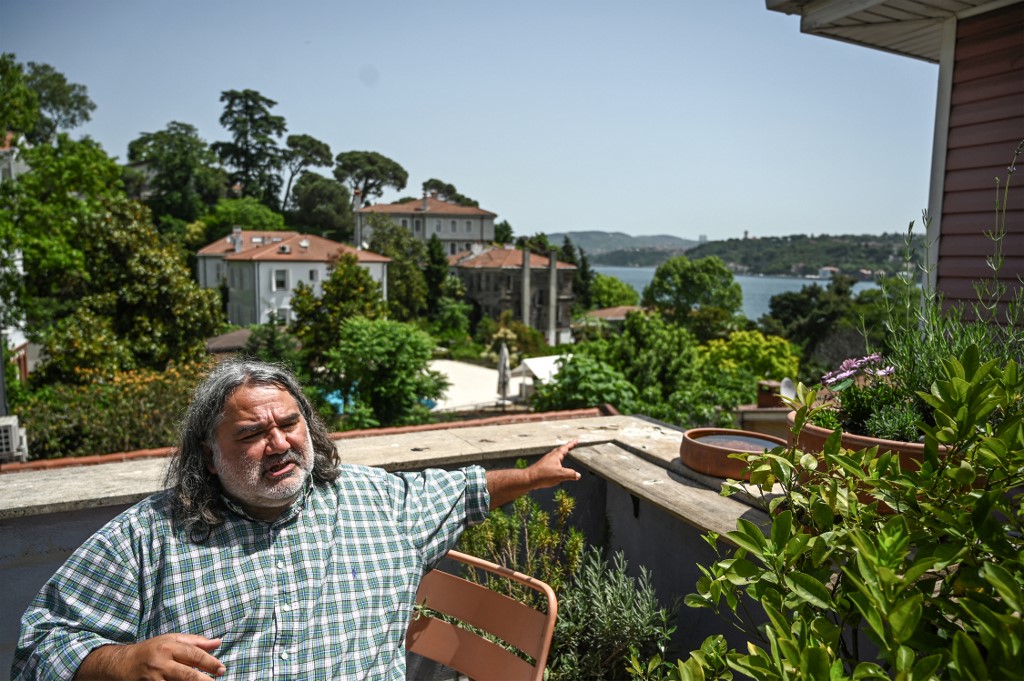 L’observateur de navires du détroit du Bosphore Yoruk Isik à son domicile d’Istanbul, le 30 mai 2022. (Ozan Koze / AFP)