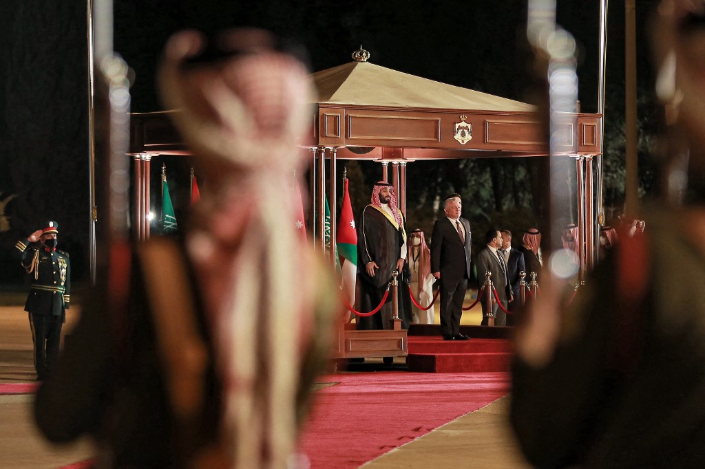 (L to R) Saudi Crown Prince Mohammed bin Salman received by Jordan's King Abdullah II and his son Crown Prince Hussein (behind) upon arrival at Amman on 21 June 2022 (AFP)