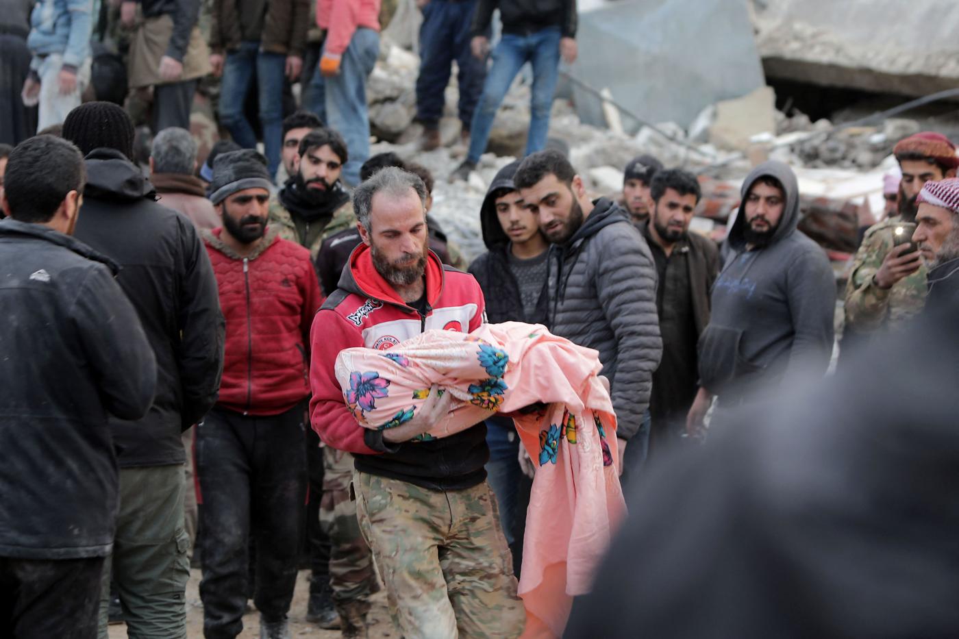 syrian man carries body child earthquake