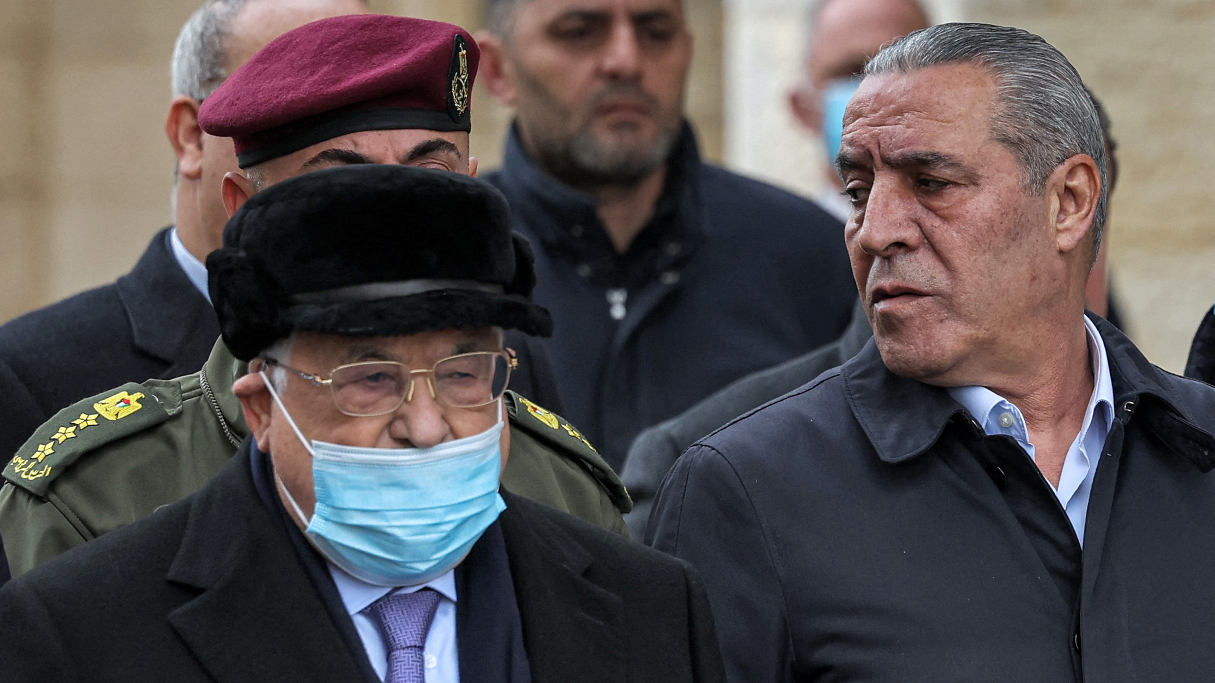 Le président palestinien Mahmoud Abbas et Hussein al-Cheikh assistent aux funérailles de l’ex-Premier ministre Ahmed Qurei dans la ville de Ramallah, en Cisjordanie occupée, le 22 février 2023 (AFP)