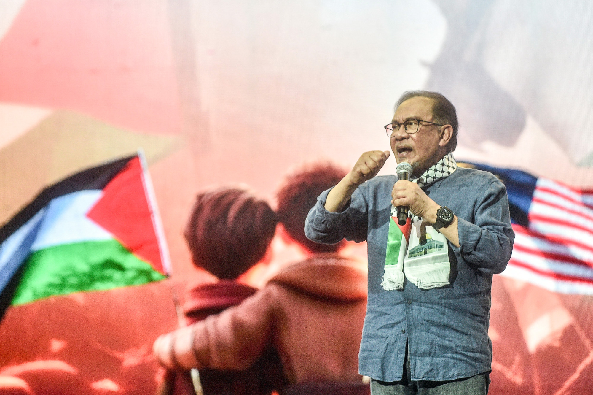 Malaysia's Prime Minister Anwar Ibrahim delivers a speech during a pro-Palestinian rally in Kuala Lumpur on 4 August 2024 (AFP/Arif Kartono)