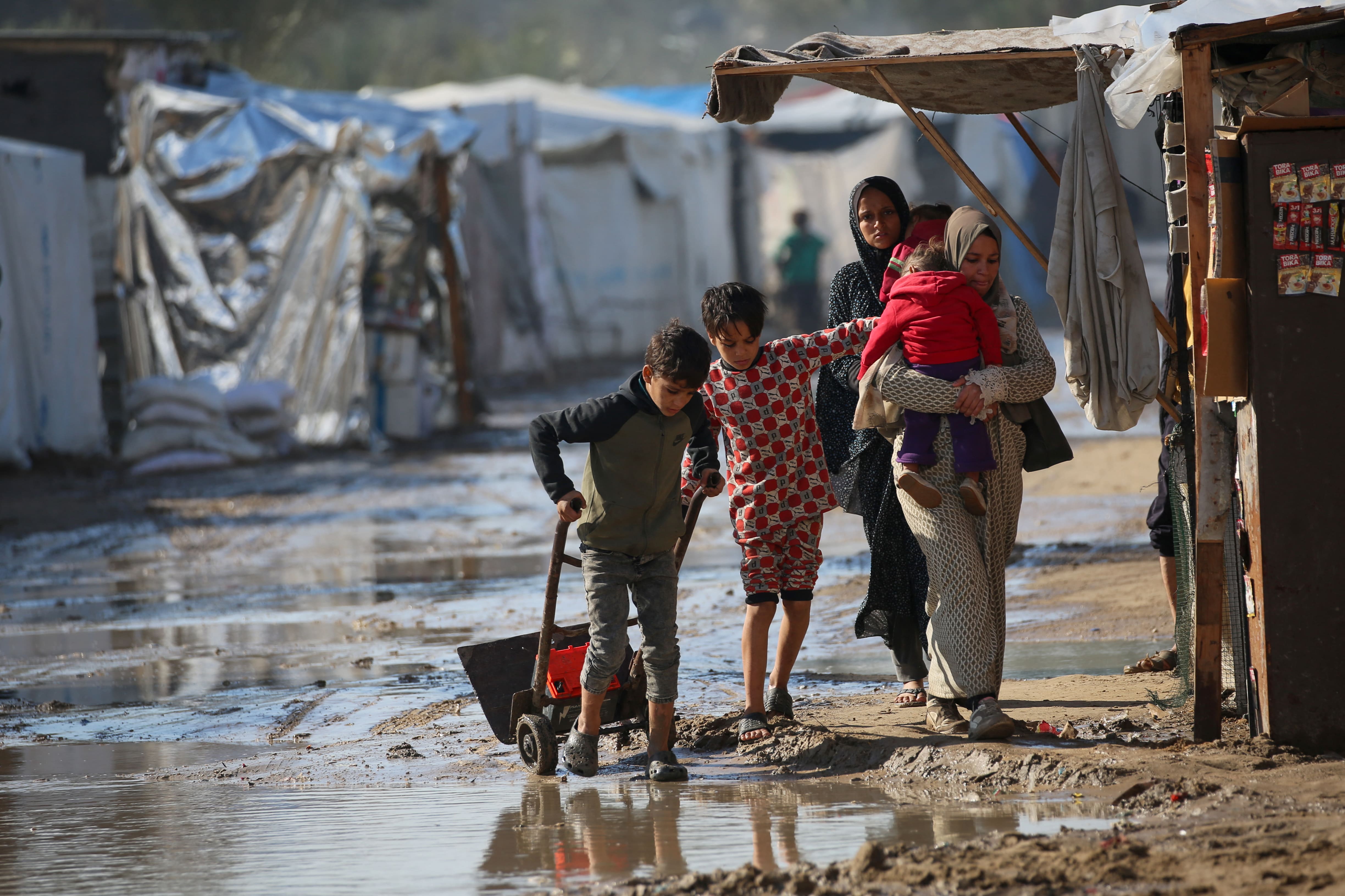 DeirAlBalah-Gaza-FloodingDisplacedCamp-AFP-Eyad Baba