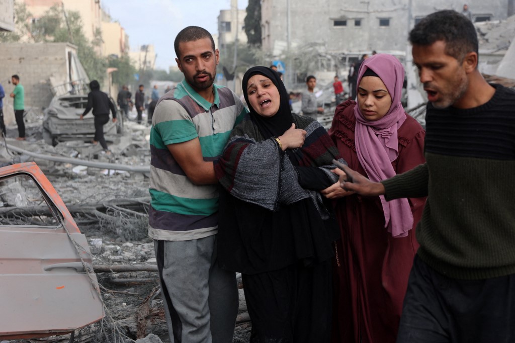 A Palestinian woman reacts upon identifying the body of a victim after it was dug out from the rubble of a destroyed school, a day after it was hit by an Israeli strike, in the al-Tuffah neighbourhood of Gaza City on April 4, 2025. Gaza's civil defence agency said on April 3 that at least 31 people, including children, were killed in the Israeli strike on the school serving as a shelter for Palestinians displaced by the war. (Omar AL-QATTAA / AFP)