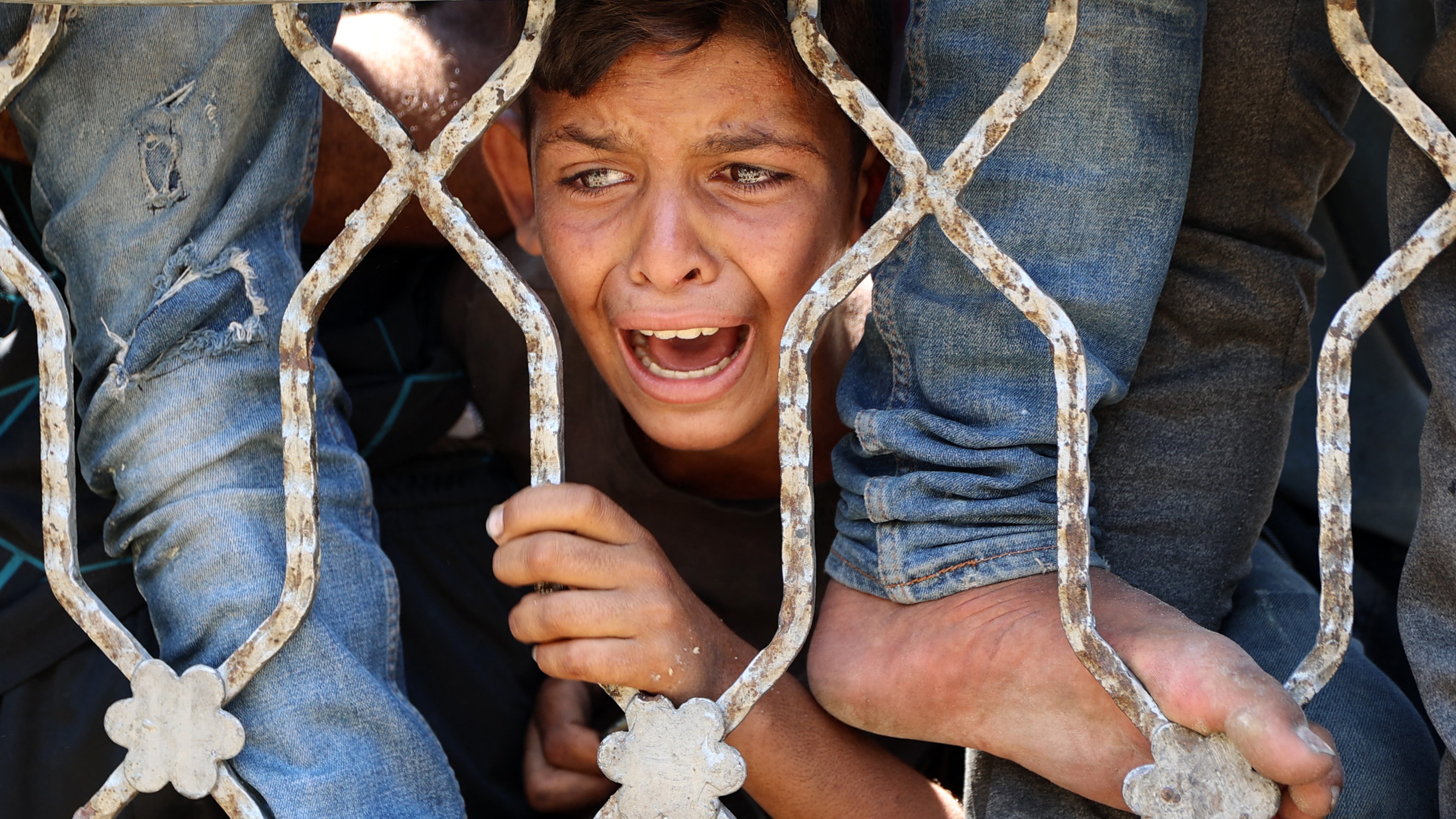 Palestinians wait for food at a distribution point in Gaza City, in the northern Gaza Strip, on 27 July 2025 (AFP/Omar al-Qattaa)