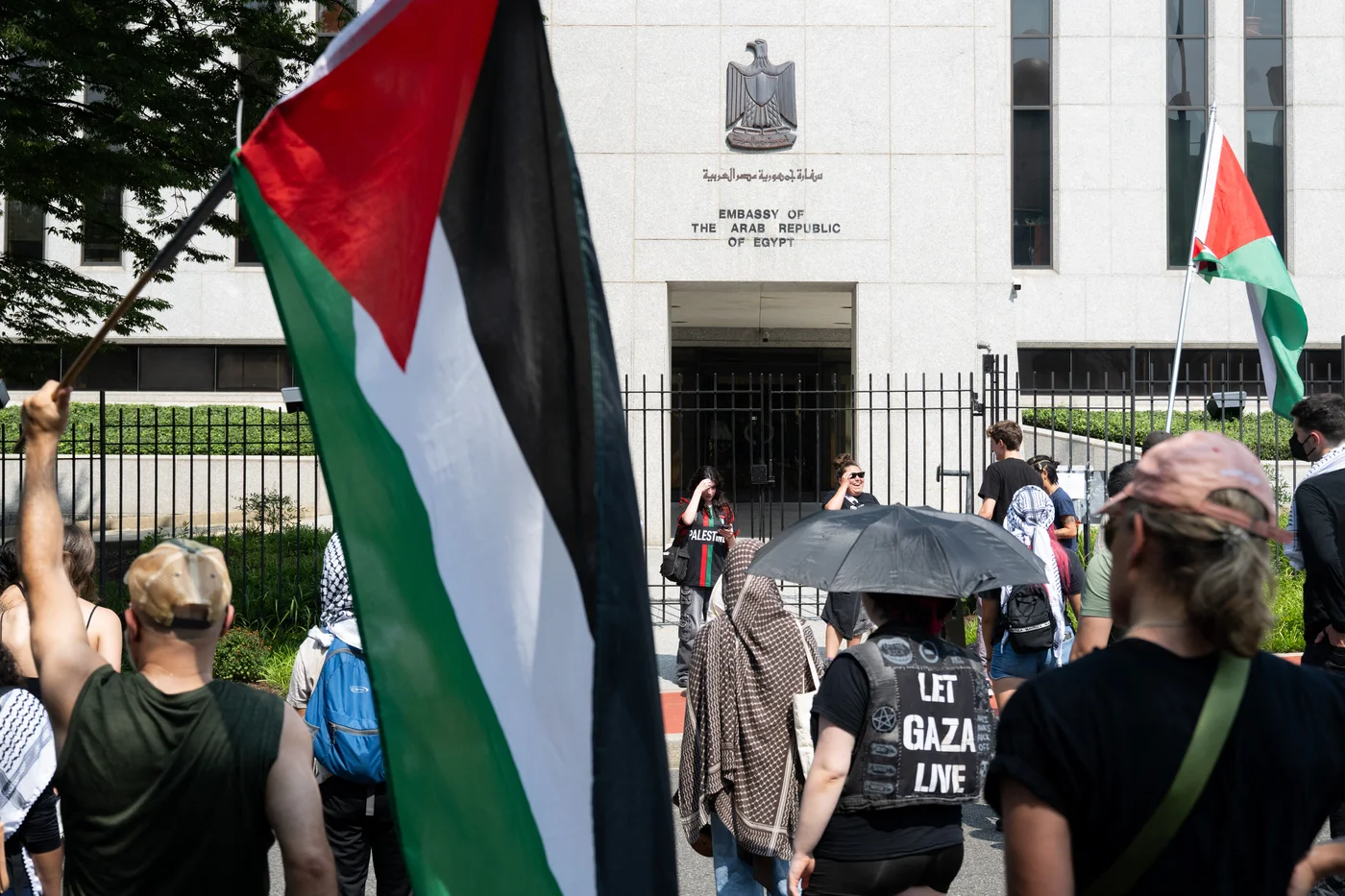 Pro-Palestinian demonstrators protest outside the Egyptian embassy in Washington, demanding the immediate opening of the Rafah crossing to allow humanitarian aid into Gaza, on 29 July 2025 (Saul Loeb/AFP)