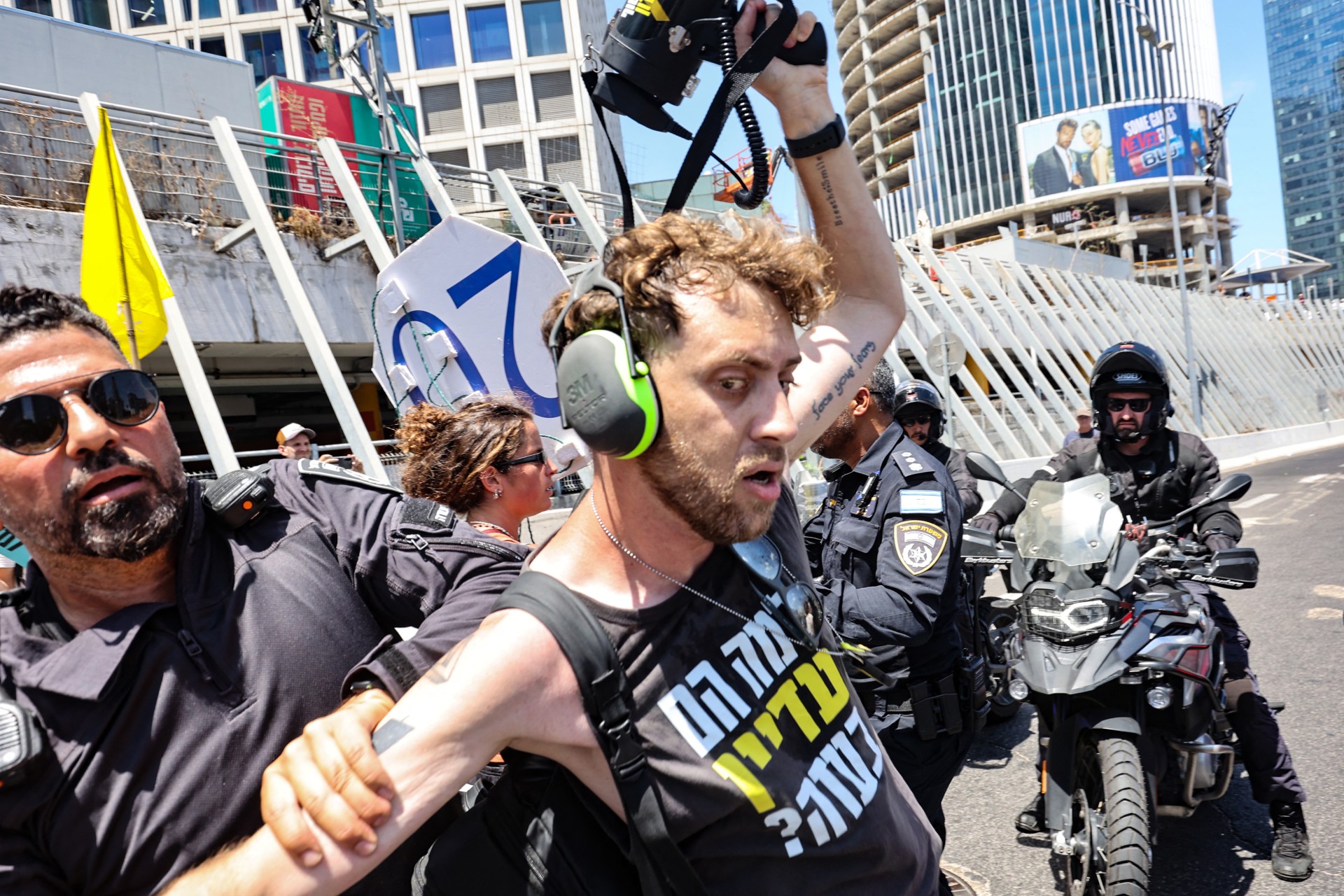 A member of the Israeli security forces arrests a demonstrator, during an anti-government protest in Tel Aviv demanding a Gaza ceasefire deal (AFP/Gil Cohen-Magen)