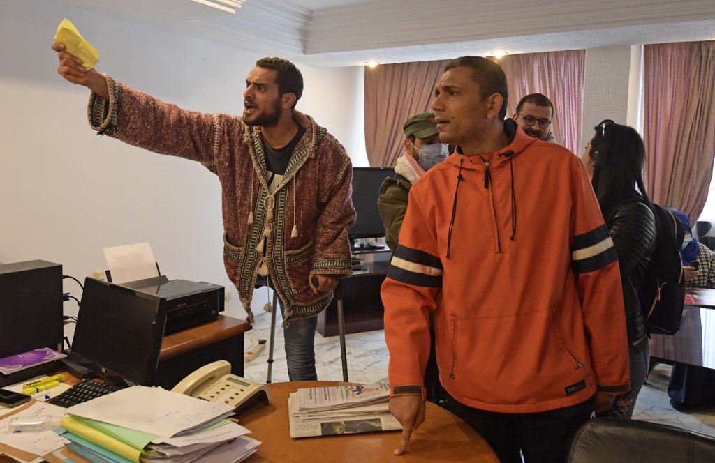 Les anciens manifestants tunisiens blessés lors de la révolution réclament reconnaissance et indemnisation auprès de la Commission nationale des martyrs et des blessés de la révolution (AFP)