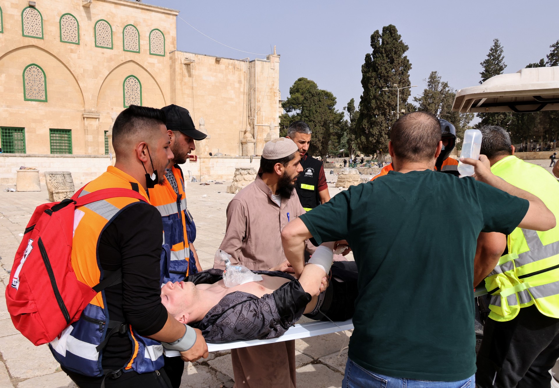 Palestinian medics evacuate a wounded Palestinian (AFP)