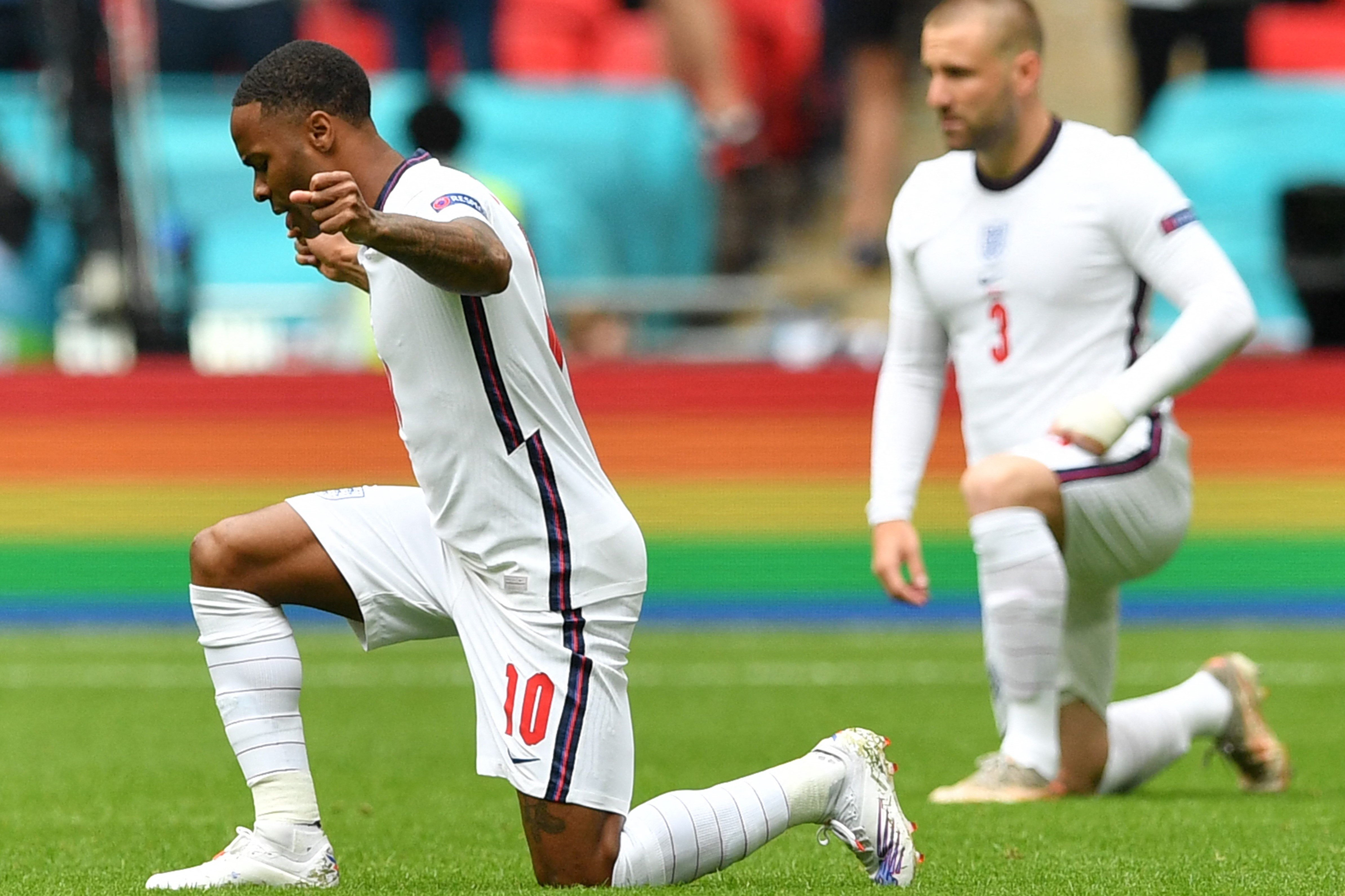 L’attaquant anglais Raheem Sterling (à gauche) pose le genou à terre avant un match de l’UEFA Euro 2020 au stade de Wembley à Londres, le 29 juin (AFP)