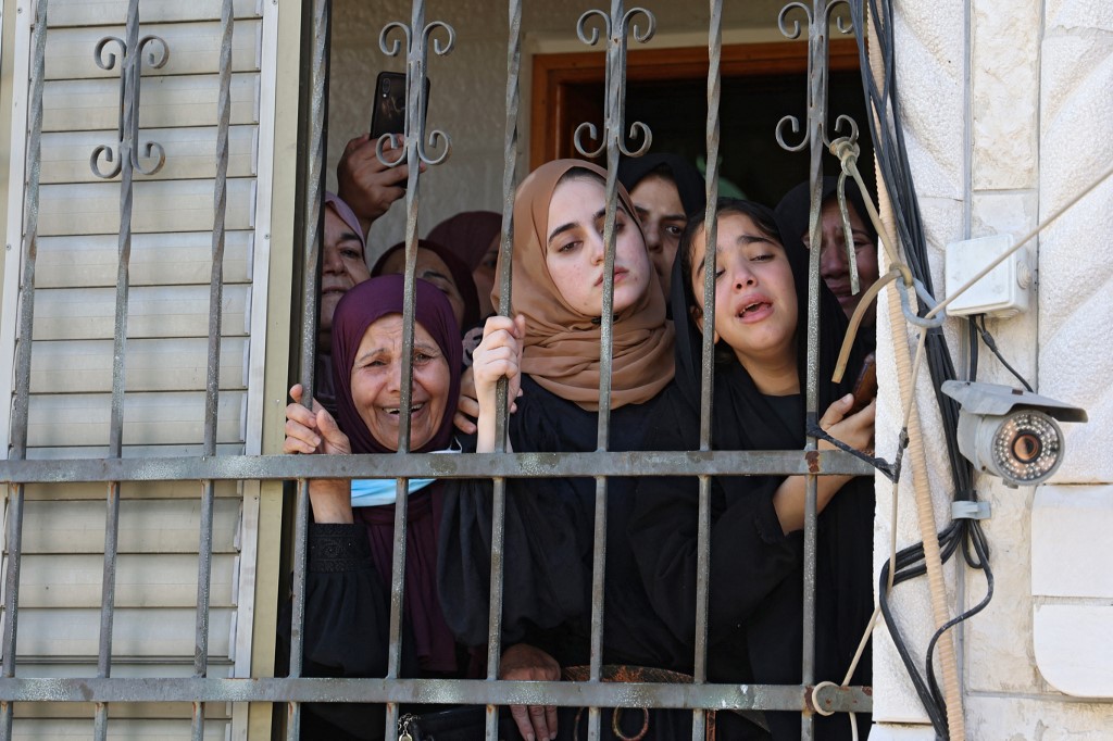 Relatives mourn during the funeral of Osama Sobh, a Palestinian man killed by Israeli soldiers during clashes near Jenin, in the village of Burqin in the Israeli occupied West Bank