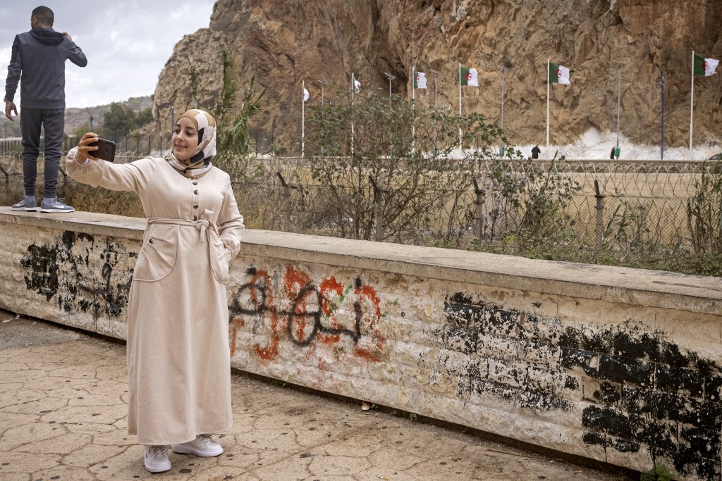 Une Marocaine prend un selfie près de la frontière avec l’Algérie, dans la région de Oujda, le 4 novembre 2021 (AFP/Fadel Senna)