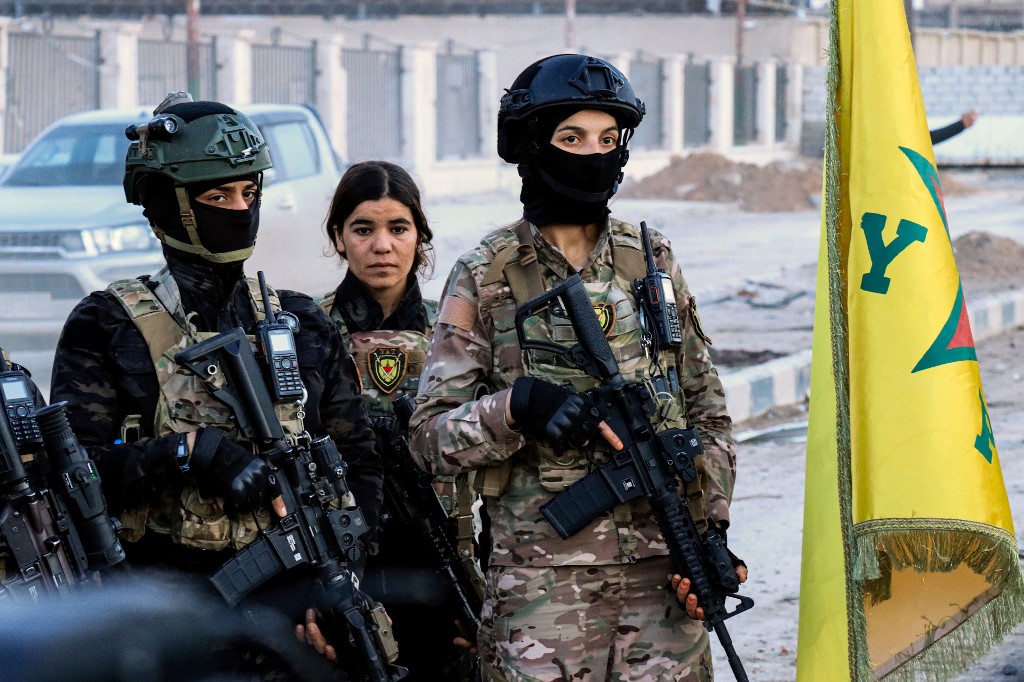 Des femmes membres des Forces démocratiques syriennes, bête noire d'Ankara, déployées devant la prison d’al-Sina’a, le 26 janvier 2022 (AFP)