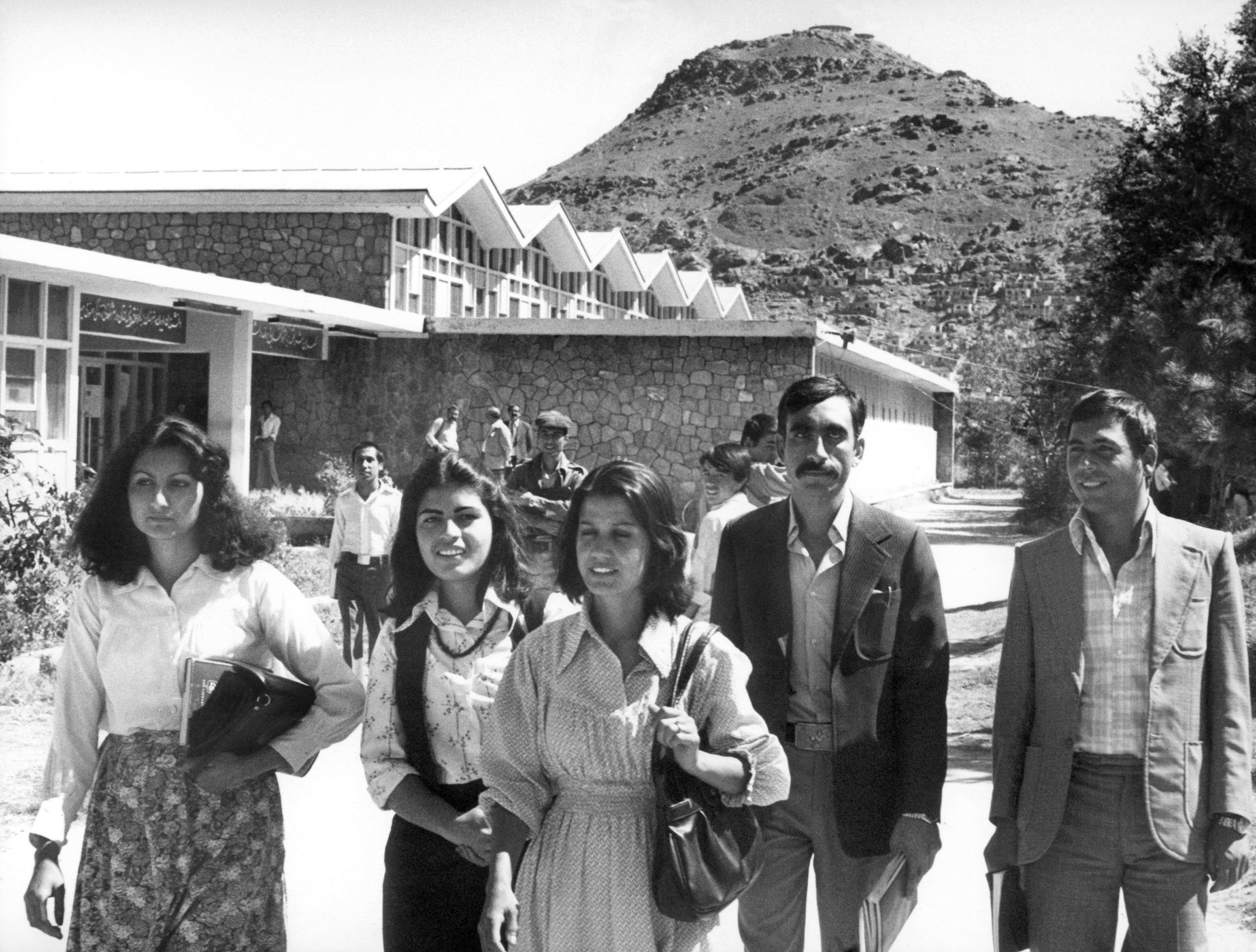 Des étudiants afghans marchent dans le centre-ville de Kaboul en 1981 (AFP)