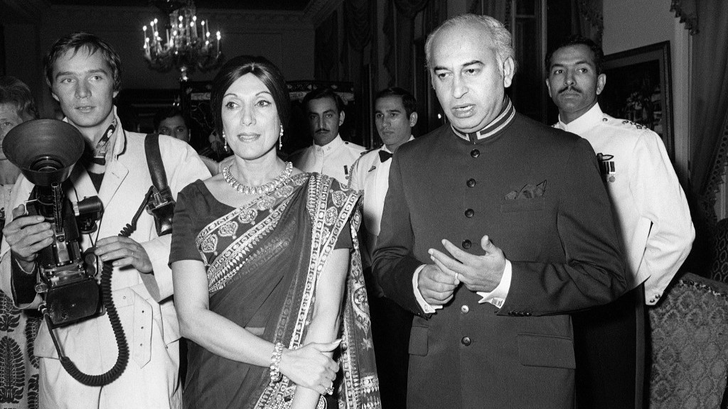 Zulfikar Ali Bhutto (R) and his wife Begum Nusrat Isphahani Bhutto (L) at a dinner gala at the Georges V Hotel in France, on 26 July 1973 (AFP)