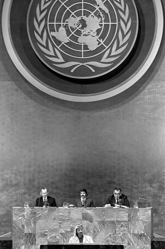 Le chef de l’Organisation de libération de la Palestine (OLP) Yasser Arafat devant l’assemblée générale des Nations unies le 13 novembre 1974 à New York. Derrière lui&nbsp;: Abdelaziz Bouteflika (AFP)