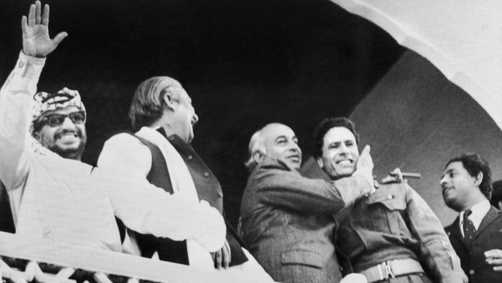 Pakistani PM Bhutto (3rd R) with Libya's Colonel Ghadaffi (2nd), Bangladeshi PM Mujibur Rahman (2nd L) and PLO President Yasser Arafat (L) at the Islamic Summit Conference in 1974. (AFP)