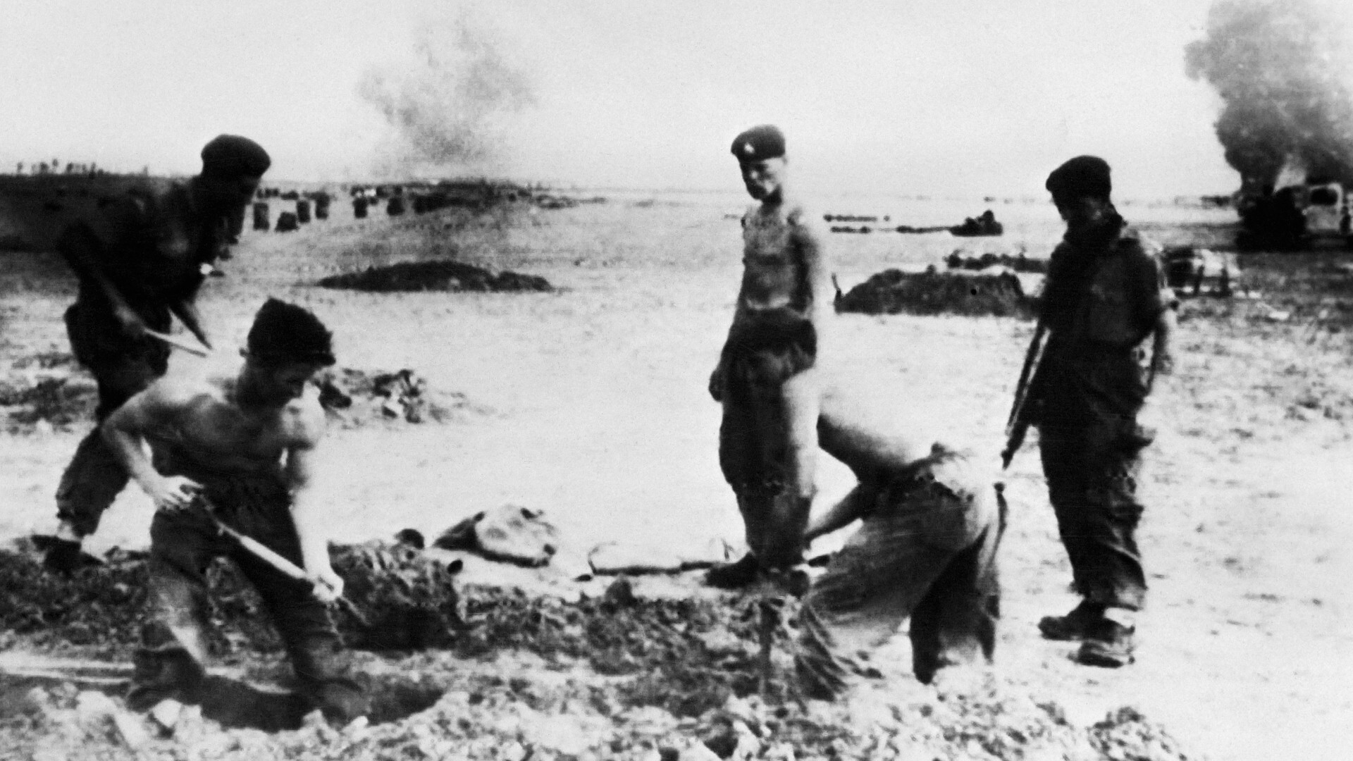 Picture released on 8 November 1956, of British troops digging trenches, near Port Said, Egypt, during the Suez crisis. STR (FILES) / INTERCONTINENTALE / AFP