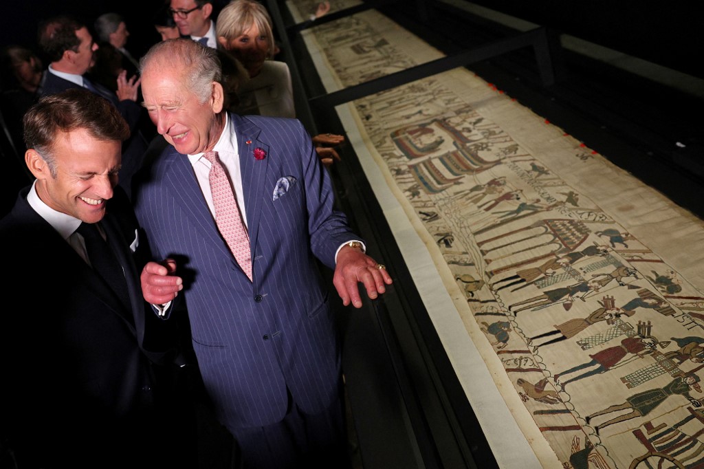 French President Emmanuel Macron and Britain's King Charles attend a preview of the Bayeux Tapestry exhibition at the British Museum, 2 September 2026 (AFP)