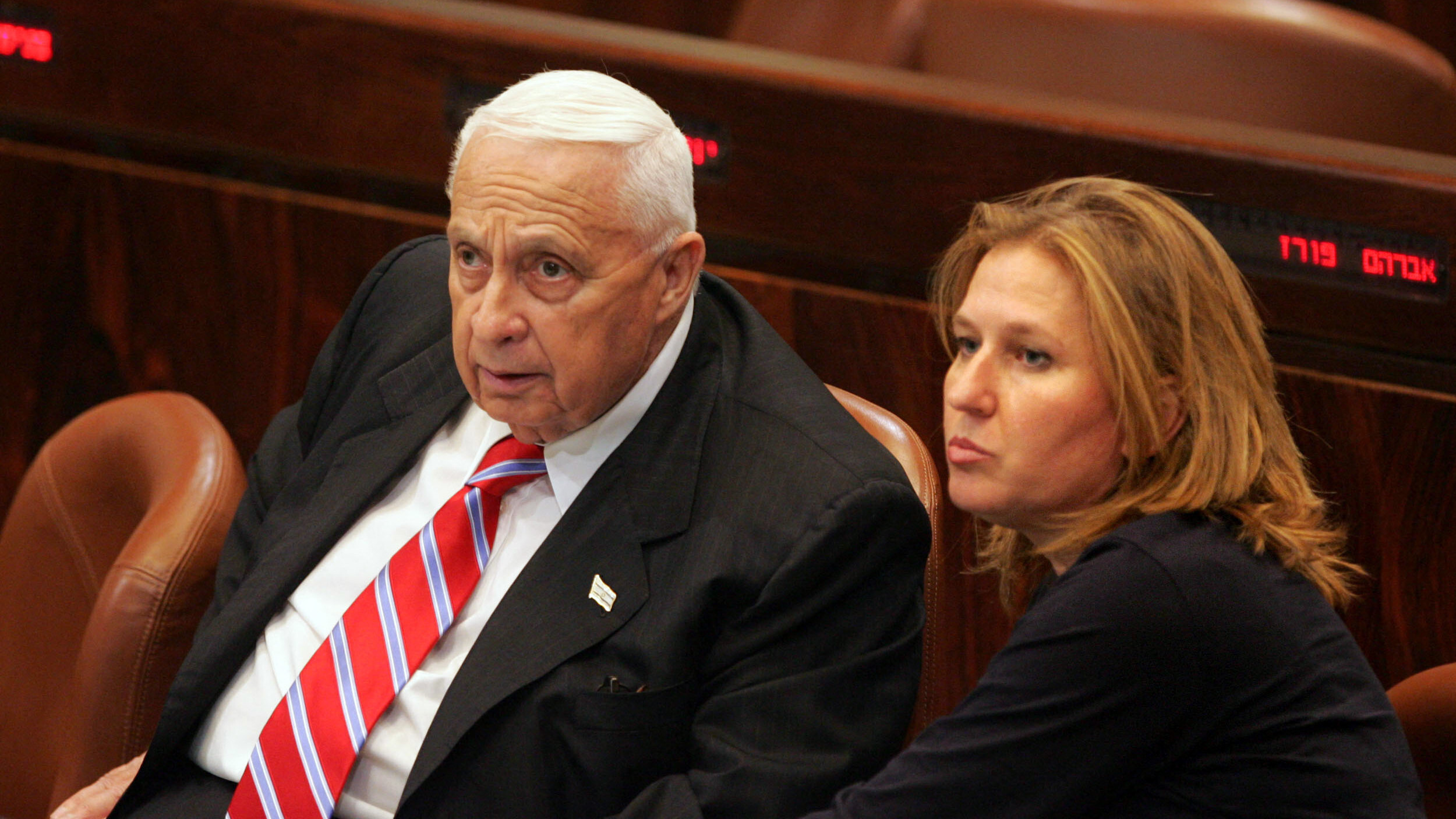 Israeli Prime Minister Ariel Sharon (L) and Justice Minister Tzippi Livni attend a parliament session in Jerusalem 14 June 2005. (AFP)
