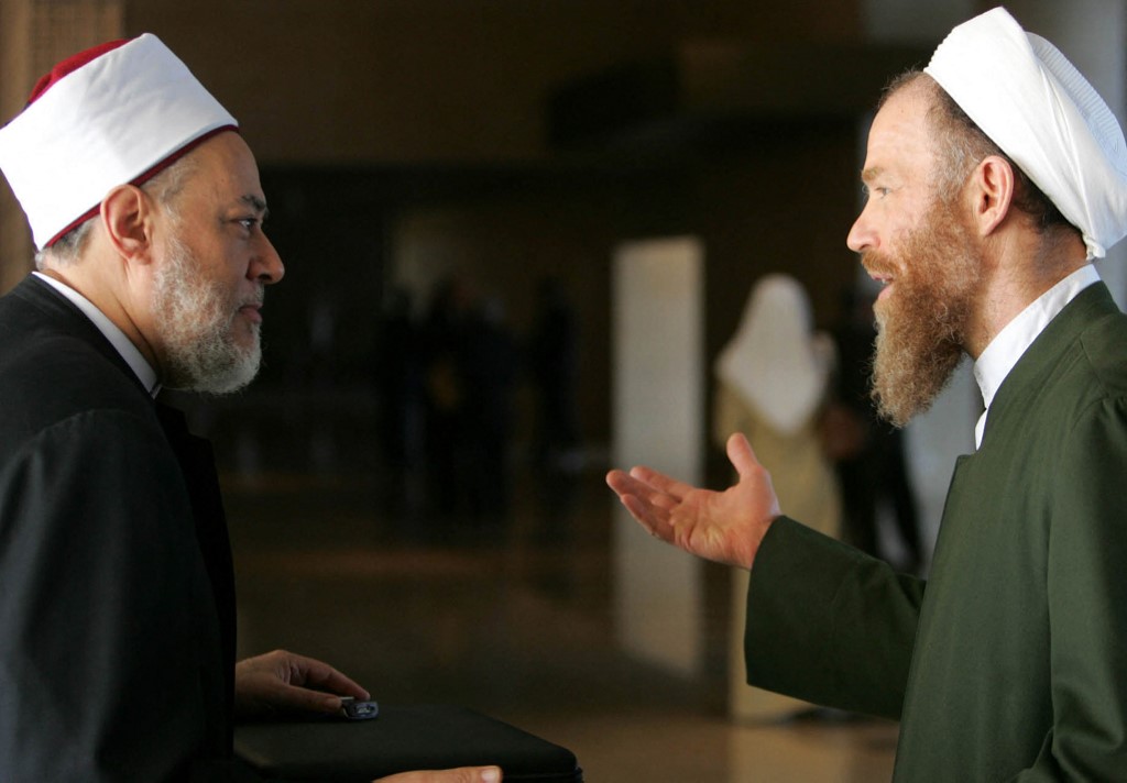 L’ancien grand mufti d’Égypte Ali Gomaa (à gauche) écoute Nuh Ha Mim Keller en marge d’une conférence à l’Institut royal Aal al-Beit pour la pensée islamique, en 2007 (AFP)