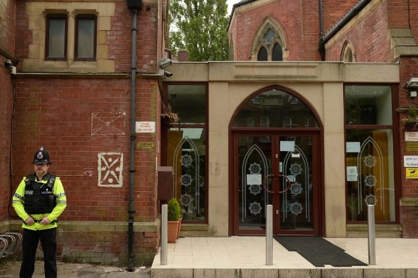Police officers stand on duty outside a Didsbury Mosque in Didsbury, Manchester, northwest England, on 24 May, 2017(AFP)