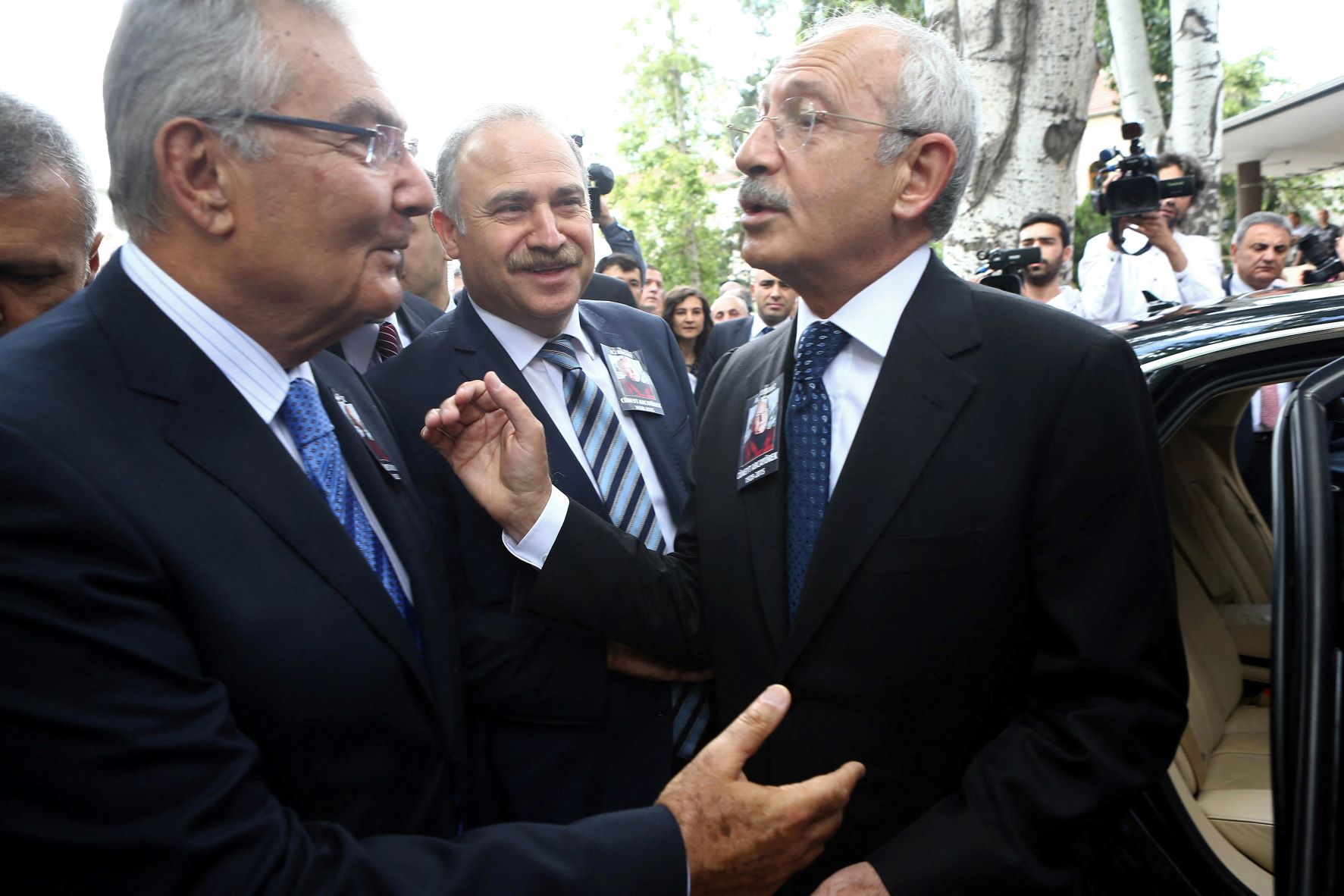 Turkey's main opposition Republican People's Party (CHP) leader Kemal Kilicdaroglu (R) speaks to former CHP leader and parliament speaker candidate Deniz Baykal (L) in 2015 (AFP)