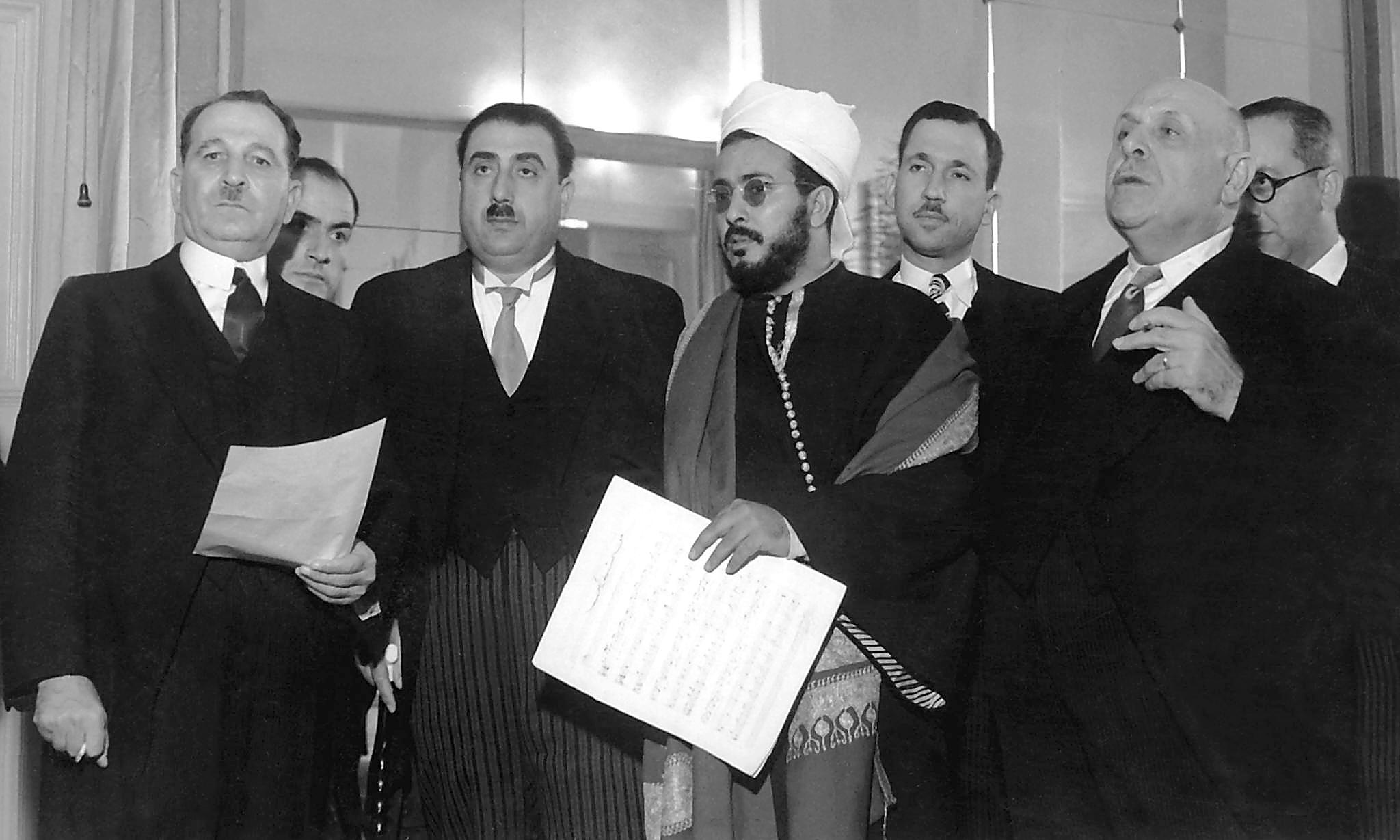 Le président libanais Béchara el-Khoury, le prince héritier yéménite Seif al-Islam Abdallah, le président du Parlement libanais Sabri Hamadeh et le Premier ministre libanais Sami el-Solh (AFP)