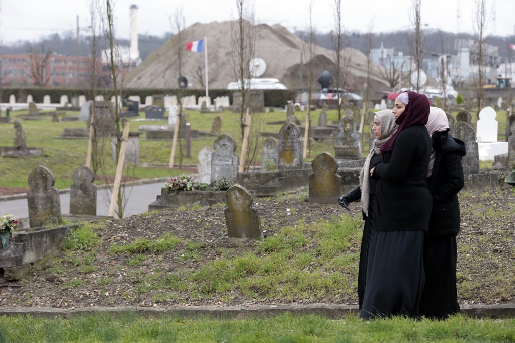 L’interdiction de procéder au lavage mortuaire pour les décès liés au COVID-19 et l’impossibilité de rapatrier les corps dans les pays d’origine sont difficiles pour la communauté musulmane (AFP)