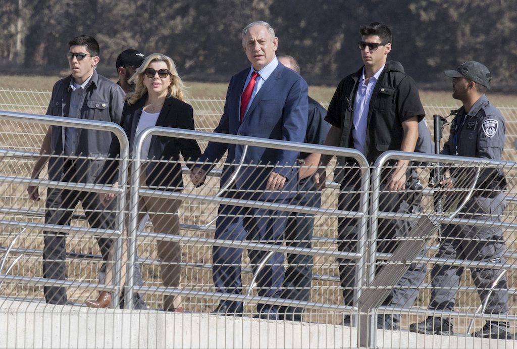 Le Premier ministre israélien et son épouse arrivent pour une cérémonie d’inauguration de la ligne de chemin de fer Haïfa-Beït Shéan, le 8 novembre 2016, dans la ville d’Afoula (AFP)