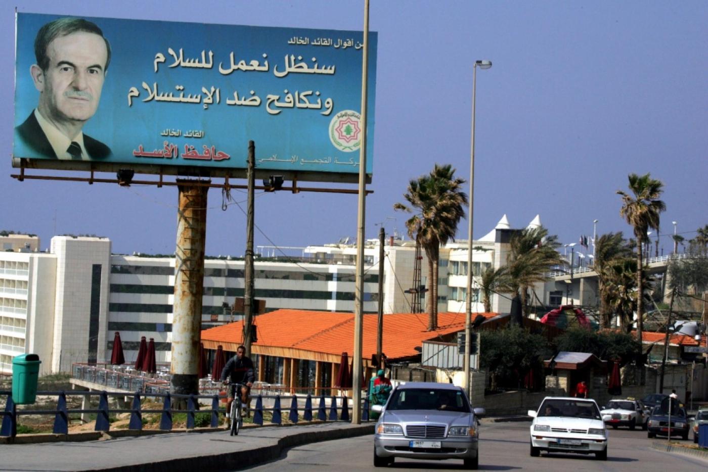 Portrait du président syrien Hafez al-Assad dans la région de Raouché, dans l’ouest de Beyrouth, le 24 février 2005 (AFP)