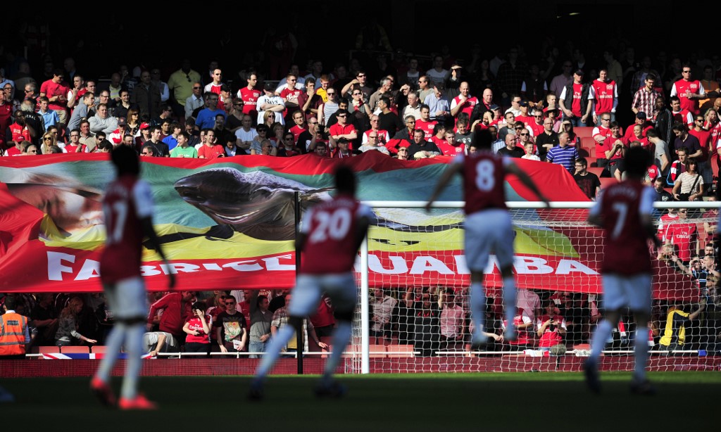 Les supporters d’Arsenal déploient une photo de Fabrice Muamba en mars&nbsp;2012 après l’arrêt cardiaque du footballeur alors qu’il jouait pour Bolton (AFP)