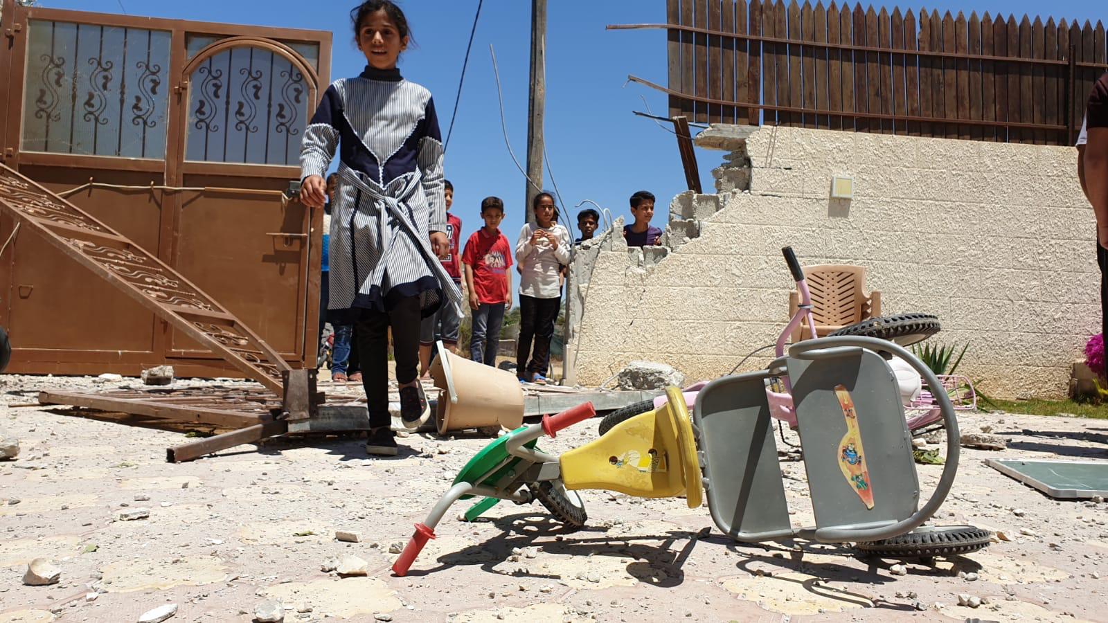 Destruction of house of Palestinian Sharif abu-Taimeh in southern Gaza city of Khan Younis after it was hit by Israeli strikes (MEE/Loai el-Agha)